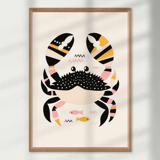 Fargerik og grafisk krabbe med humoristisk blikk. Denne kule skapningen fra havet bringer strandstemning og lekent uttrykk inn i interiøret. Illustrasjon viser plakat i eik ramme.