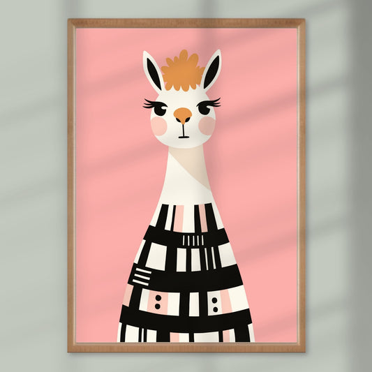 Sjarmerende og stolt – lamamaskoten i stripete kjole og oppreist holdning er et uimotståelig og karaktersterkt innslag på veggen. Illustrasjon viser plakat i eik ramme.