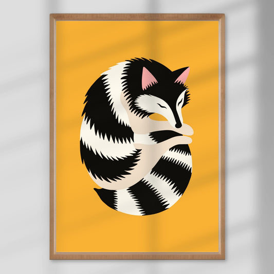 Trygg og drømmende – den sammenrullede reven hviler i perfekt symmetri. Et rolig, grafisk og nydelig blikkfang. Illustrasjon viser plakat i eik ramme.