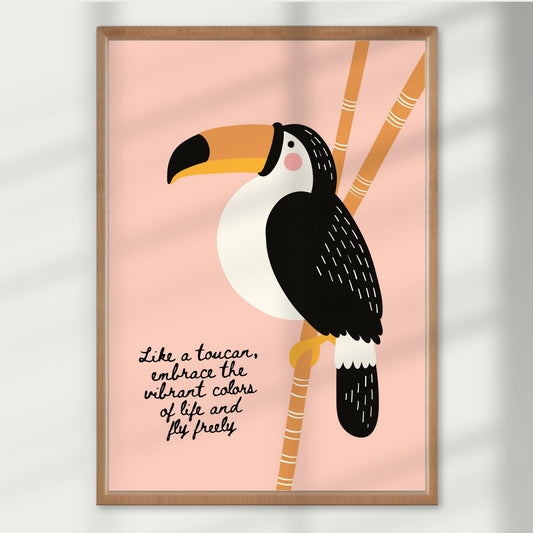 Denne plakaten med fargerik tukan og jungelvibber gir både energi og visuell glede til barnerommet. Illustrasjon viser plakat i eik ramme.
