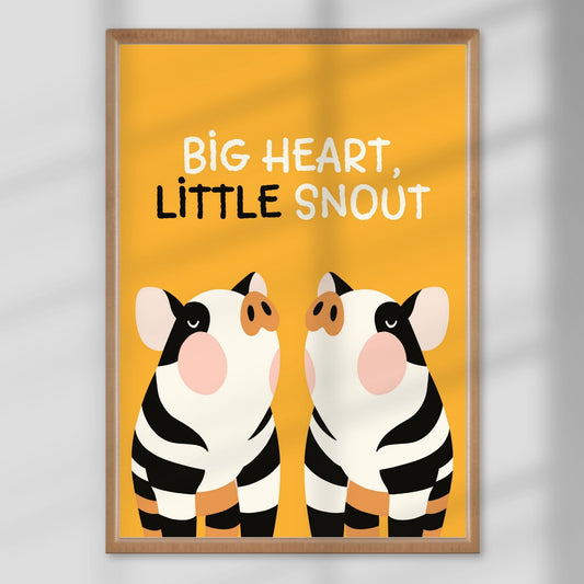 Tvillinggriser – to små griser med store personligheter! Perfekt for søskenrom eller som symbol på vennskap. Illustrasjon viser plakat i eik ramme.