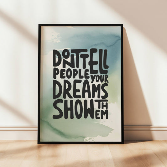 Dream Bold, en inspirerende typografisk plakat som minner deg om å ta grep og vise verden hva du er laget av. Illustrasjon viser plakat i sort ramme.