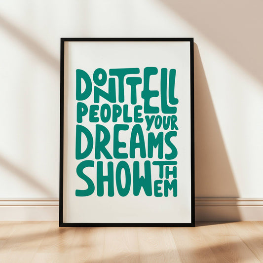 Dream Bold, en inspirerende typografisk plakat designet for å motivere og inspirere hver dag. Illustrasjon viser plakat i sort ramme.