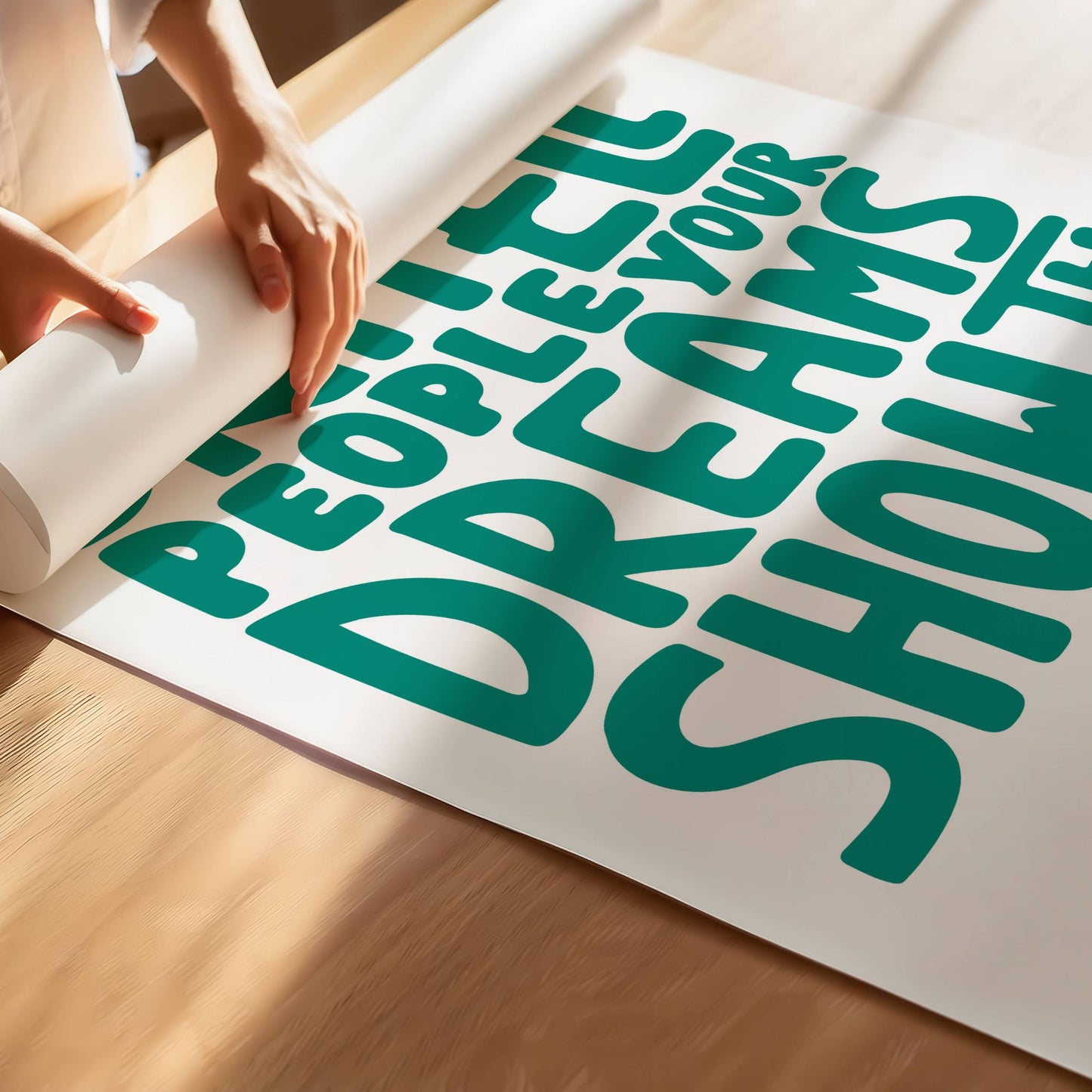 Dream Bold, en inspirerende typografisk plakat designet for å motivere og inspirere hver dag. Illustrasjon viser plakat på print.