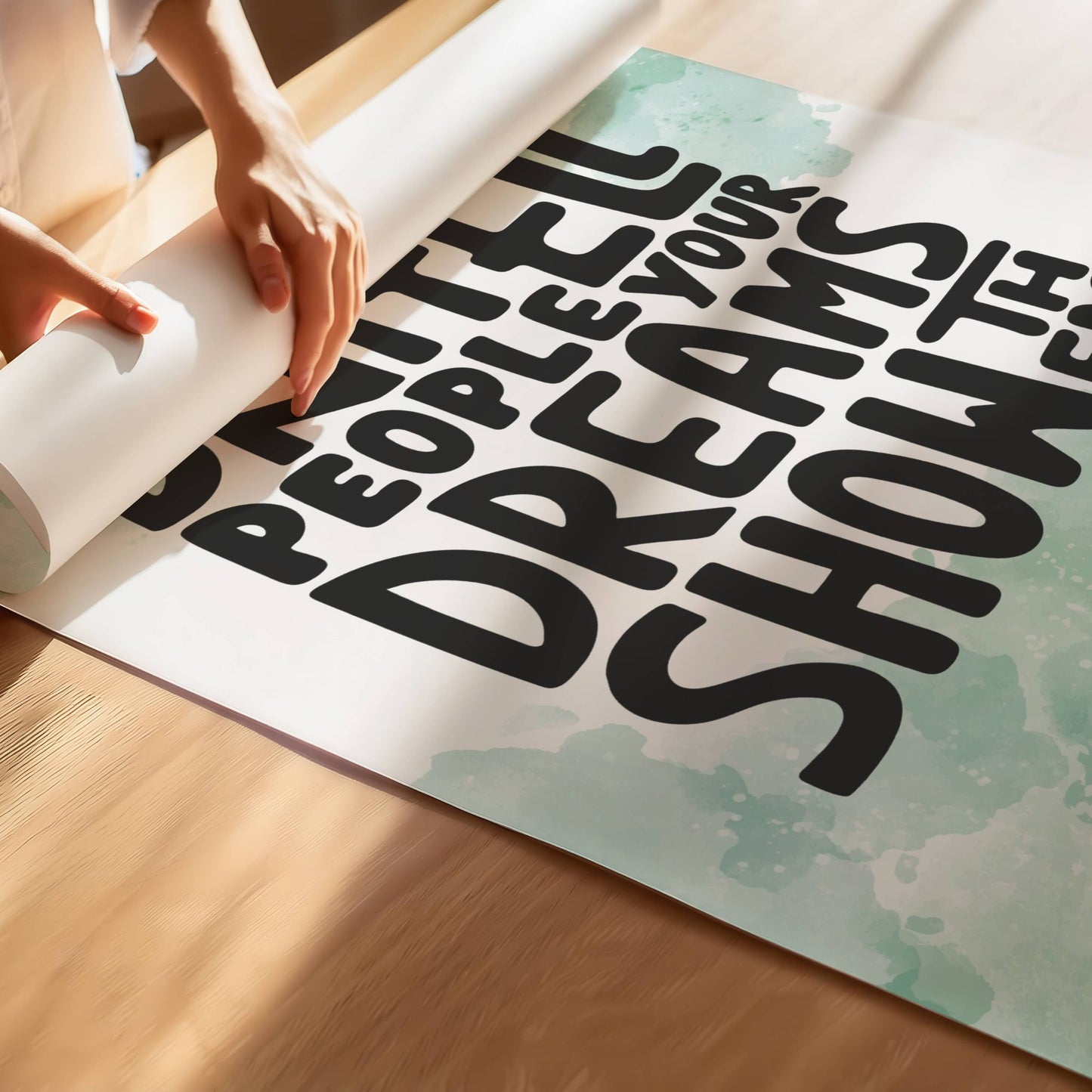 Dream Bold, en inspirerende typografisk plakat designet for å motivere og inspirere hver dag. Illustrasjon viser plakat på print.