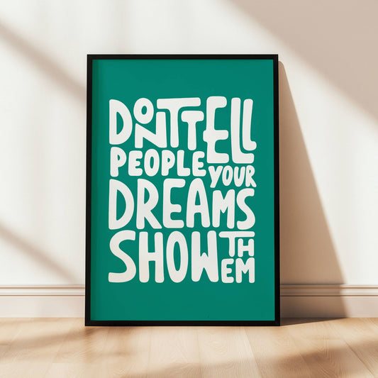 Dream Bold – en inspirerende typografisk plakat designet for å motivere og løfte deg hver dag. Illustrasjon viser plakat i sort ramme.