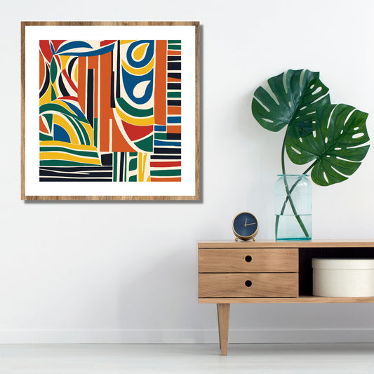 Kvadratisk plakat med abstrakt mønster i fargene rød, gul, blå, grønn, sort, oransje og lys beige bunnfarge. Det er en hvit kant rundt plakaten. På bildet er den rammet inn i eikeramme og henger på en lys vegg. Den henger ved siden av en komode i eik. På komoden står det en vase med to grønne blader, og en vekkeklokke med blå urskive.