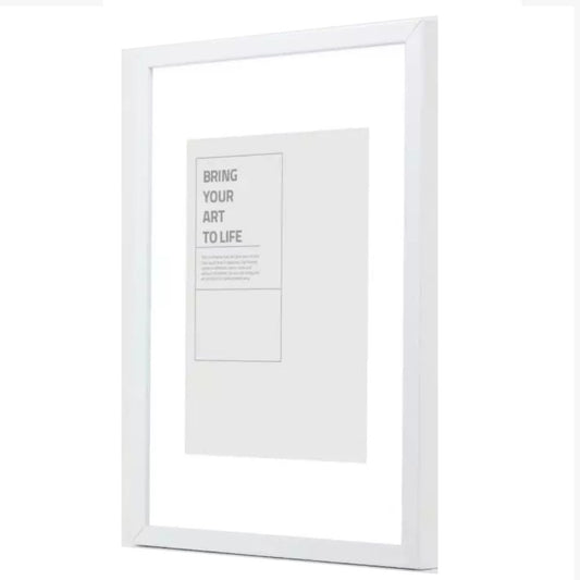 E-LINE er en serie kvalitetsrammer i ekte tre. Med en profilbredde på 12 mm og dybde på 20 mm blir dette en solid og fin innramming av plakaten på veggen din.