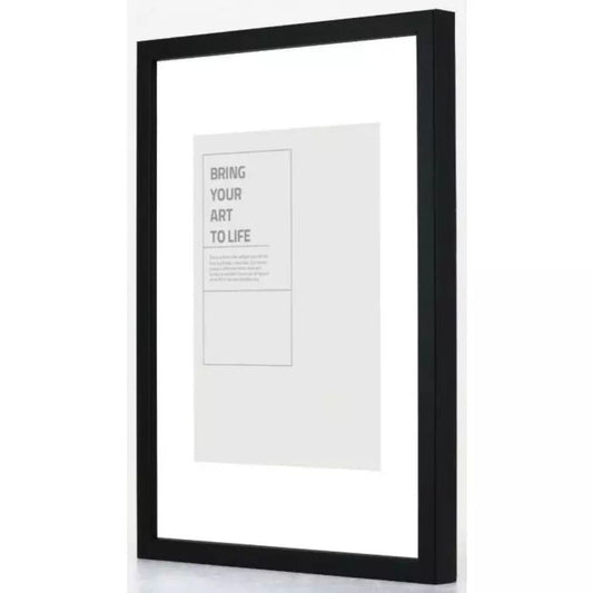 E-LINE er en serie kvalitetsrammer i ekte tre. Med en profilbredde på 12 mm og dybde på 20 mm blir dette en solid og fin innramming av plakaten på veggen din.