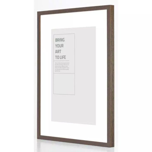 E-LINE er en serie kvalitetsrammer i ekte tre. Med en profilbredde på 12 mm og dybde på 20 mm blir dette en solid og fin innramming av plakaten på veggen din.