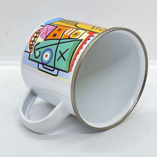 Emaljekrus i hvit farge med håndtak og en dekorativ sølvkant øverst. Kruset har et multifarget trykk i Kubisme mønster. Volum 32 cl. Diameter 8 cm. Høyde 8 cm.