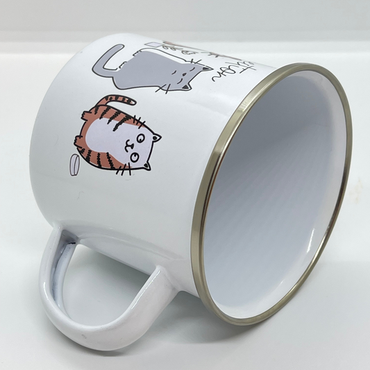 Emaljekrus i hvit farge med håndtak og en dekorativ sølvkant øverst. Kruset er påført et trykk med Katter. Volum 32 cl. Diameter 8 cm. Høyde 8 cm.