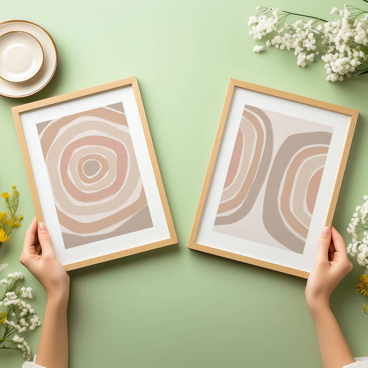 Earth Flow Duo – abstrakt plakatsett i jordtoner som bringer ro, varme og naturlig flyt til hjemmet ditt. Illustrasjon viser plakater i eik ramme.