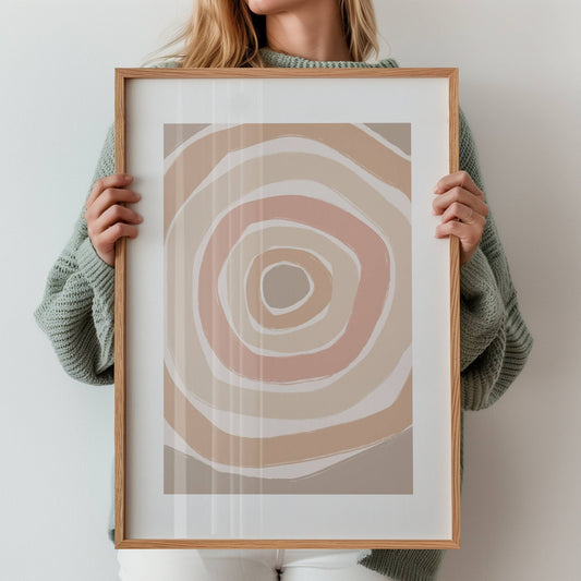 Earth Flow No1 – abstrakt plakat i jordtoner som bringer ro, varme og naturlig flyt til hjemmet ditt. Illustrasjon viser plakat i eik ramme.