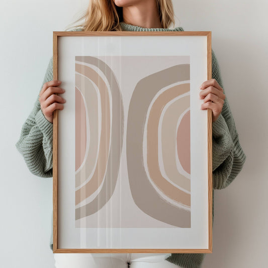 Earth Flow No2 – abstrakt plakat i jordtoner som bringer ro, varme og naturlig flyt til hjemmet ditt. Illustrasjon viser plakat i eik ramme.