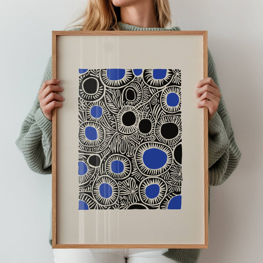 Electric Echo kombinerer sirkulære former og linjespill i en elektrisk blanding av blått, sort og hvitt. Illustrasjon viser plakat med bred kant i eik ramme.