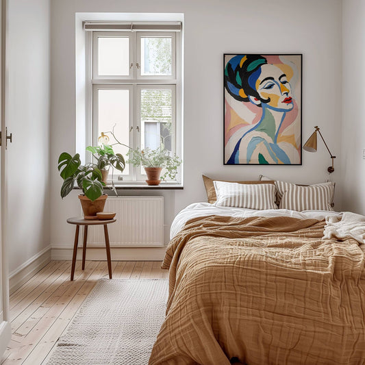 Gi hjemmet ditt en sofistikert og kunstnerisk touch med Elegance i Abstrakt, en eksklusiv plakat eller lerretstrykk inspirert av moderne ekspresjonisme. Illustrasjon viser plakat i sort ramme på et soverom.