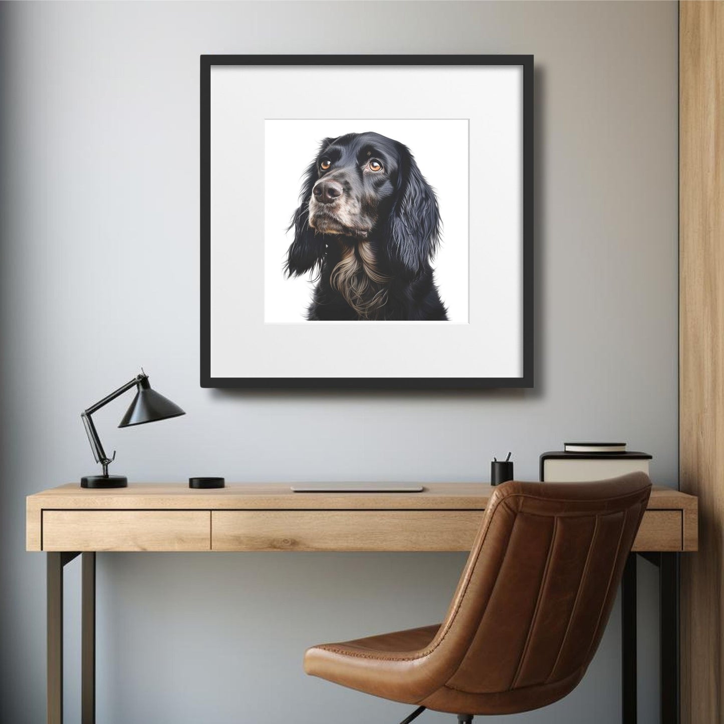 Elegant Cocker Spaniel er en ideell plakat for stuen, soverommet eller kontoret og vil tilføre et preg av raffinement og varme. Illustrasjonsfoto viser motivet i sort ramme med passapartout som henger over et skrivebord.