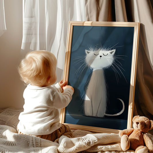 Elegant Hvit Katt, en kunstplakat eller lerret med et minimalistisk og stilrent motiv av en stolt, hvit katt. Illustrasjon viser motivet som plakat i eik ramme.