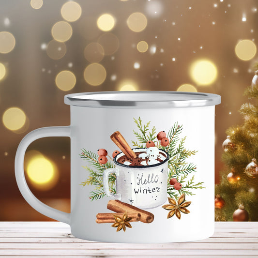 Emaljekrus i hvit farge med en dekorativ sølvkant øverst. Kruset er påført to dekorative julemotiver, en på hver side av koppen. Dette er en lett, uknuselig kopp på 138 gram. Bildet viser den ene siden av kruset med et julemotiv av et krus med sjokolade.