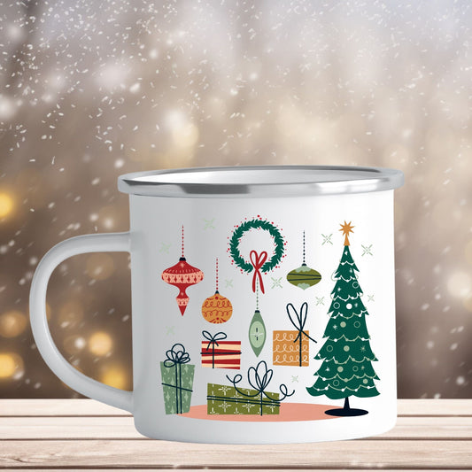 Emaljekrus i hvit farge med en dekorativ sølvkant øverst. Kruset er påført to dekorative julemotiver, en på hver side av koppen. Dette er en lett, uknuselig kopp på 138 gram. Bildet viser den ene sideb av julekruset dekorert med håndtegnet julefigurer av juletre, julepakker, julekuler og julekrans.