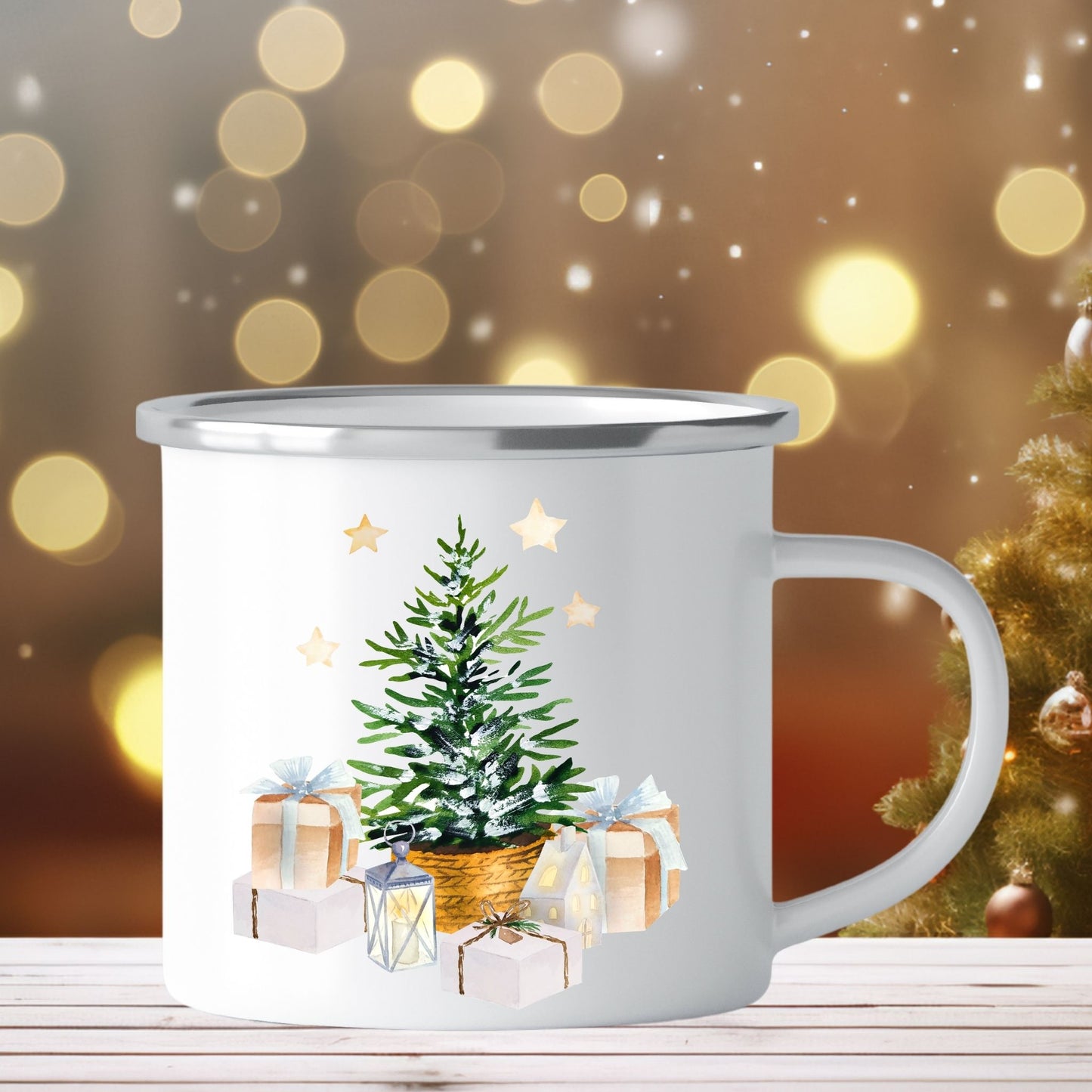 Emaljekrus i hvit farge med en dekorativ sølvkant øverst. Kruset er påført to dekorative julemotiver, en på hver side av koppen. Dette er en lett, uknuselig kopp på 138 gram. Bildet viser den ene siden av kobben med et julemotiv av et juletre og julepakker.