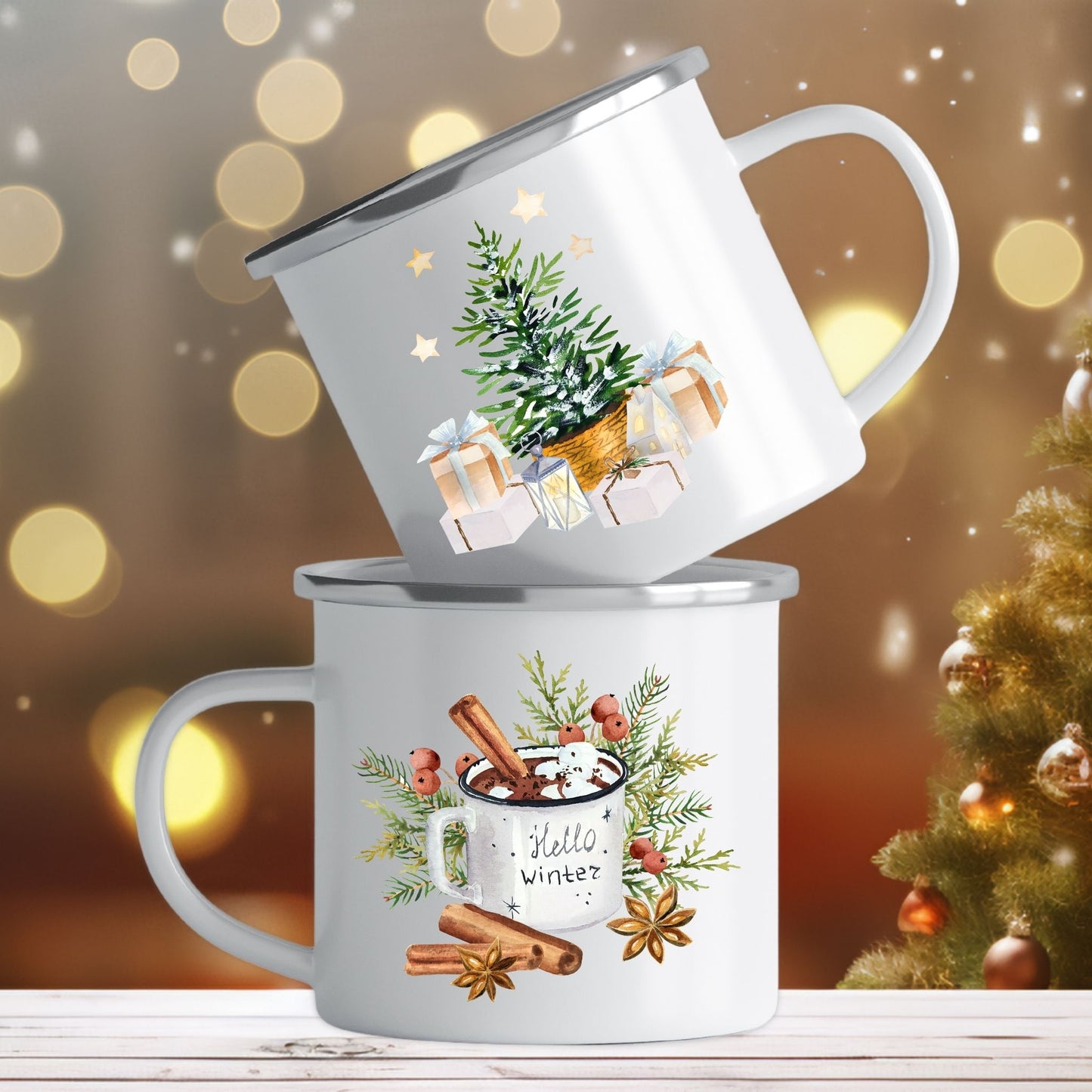 Emaljekrus i hvit farge med en dekorativ sølvkant øverst. Kruset er påført to dekorative julemotiver, en på hver side av koppen. Dette er en lett, uknuselig kopp på 138 gram. bildet viser begge sider av krusene.