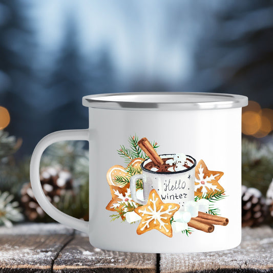 Emaljekrus i hvit farge med en dekorativ sølvkant øverst. Kruset er påført to dekorative julemotiver, en på hver side av koppen. Dette er en lett, uknuselig kopp på 138 gram. Bildet viser den ene siden av julekruset med et julemotiv av en kopp med sjokolade og pepperkaker.