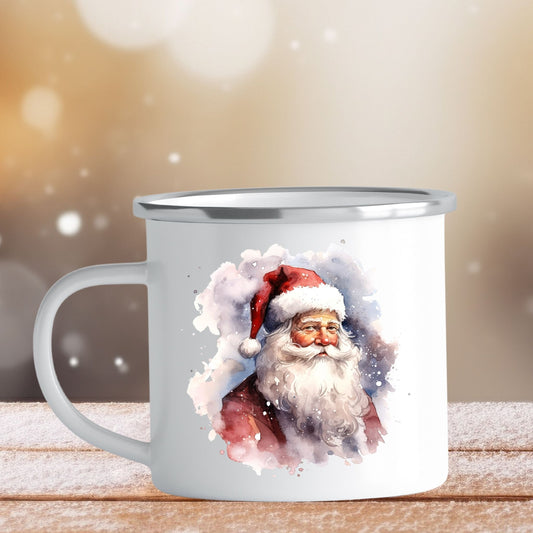 Emaljekrus i hvit farge med en dekorativ sølvkant øverst. Kruset er påført to dekorative julemotiver, en på hver side av koppen. Dette er en lett, uknuselig kopp på 138 gram. bildet viser den ene siden av julekruset med et motiv av en julenisse.