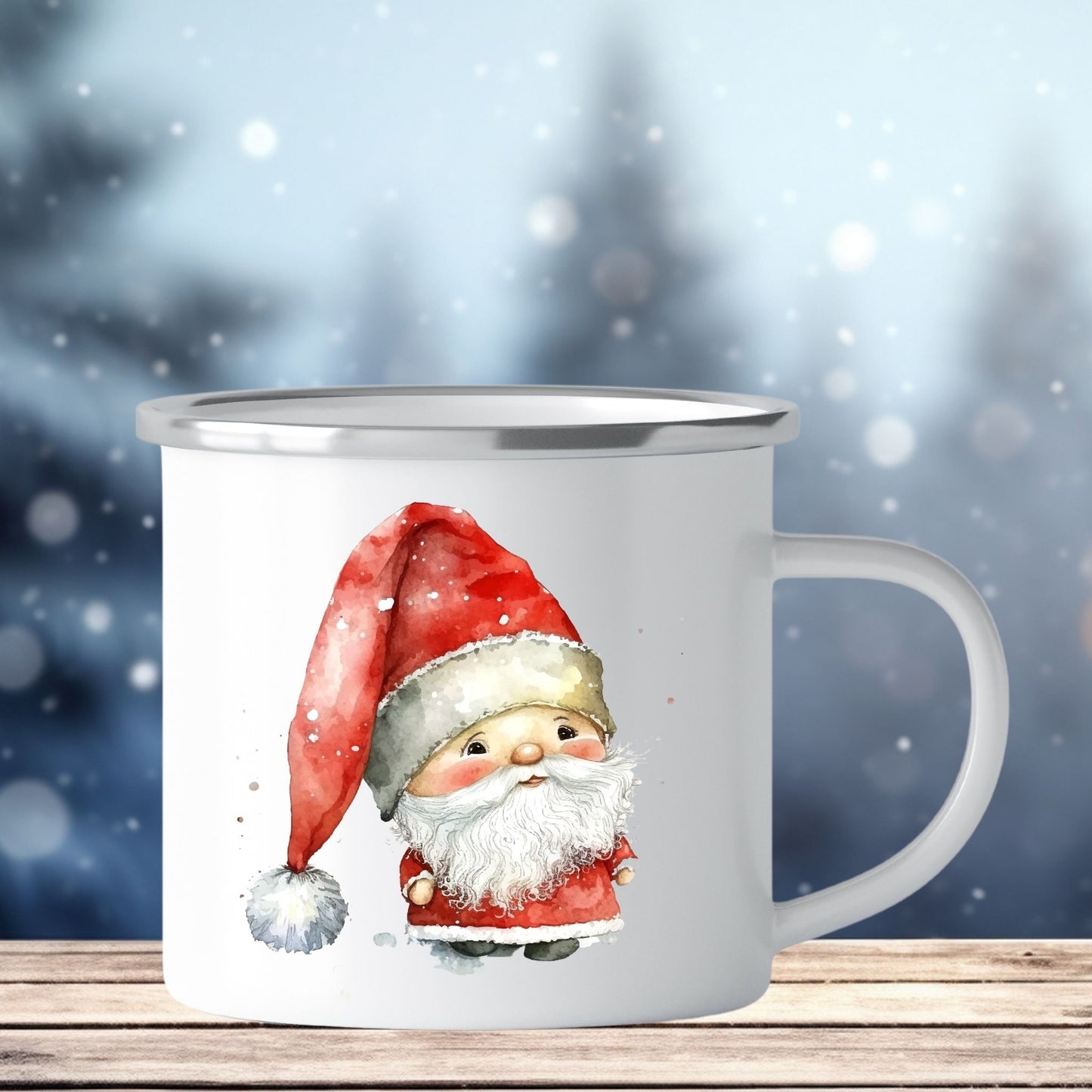 Emaljekrus i hvit farge med en dekorativ sølvkant øverst. Kruset er påført to dekorative julemotiver, en på hver side av koppen. Dette er en lett, uknuselig kopp på 138 gram. Bildet viser den ene siden av julekruset som er dekorert med et julemotiv av en liten nisse.