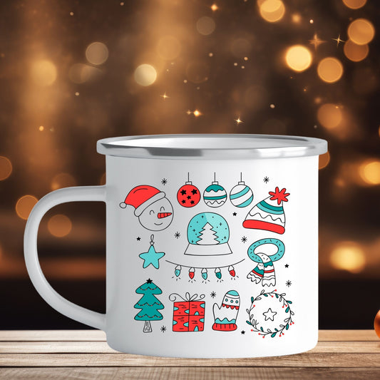 Emaljekrus i hvit farge med en dekorativ sølvkant øverst. Kruset er påført to dekorative julemotiver, en på hver side av koppen. Dette er en lett, uknuselig kopp på 138 gram. Bildet viser den ene siden av julekruset som er påført et dekorativt håndtegnet motiv av julefigurer.