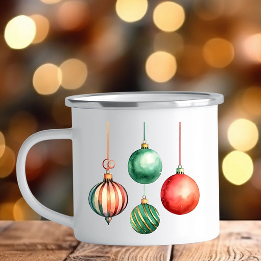 Emaljekrus i hvit farge med en dekorativ sølvkant øverst. Kruset er påført to dekorative julemotiver, en på hver side av koppen. Dette er en lett, uknuselig kopp på 138 gram. Bildet viser den ene siden av julekruset som er påført et dekorativt julemotiv av fire julekuler som henger i bånd.