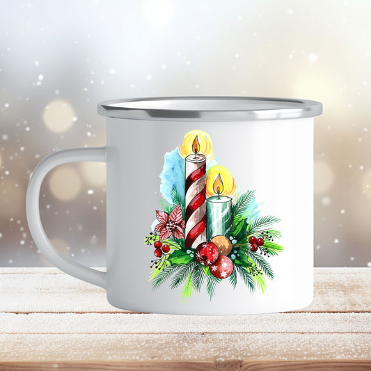 Emaljekrus i hvit farge med en dekorativ sølvkant øverst. Kruset er påført to dekorative julemotiver, en på hver side av koppen. Dette er en lett, uknuselig kopp på 138 gram. Bildet viser den ene siden av julekruset dekorert med en juledekorasjon med julekuler og to lys.