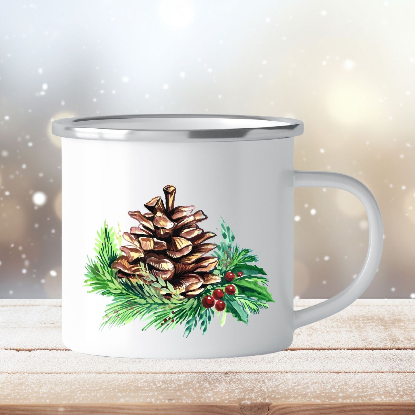 Emaljekrus i hvit farge med en dekorativ sølvkant øverst. Kruset er påført to dekorative julemotiver, en på hver side av koppen. Dette er en lett, uknuselig kopp på 138 gram. Bildet viser den ene siden av julekruset dekorert med en furukongle, granbar og mistel.