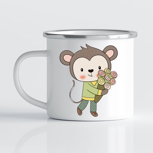 Krus i hvit emalje med dekorativ sølvkant øverst. Kruset er påført et motiv på hver side av hanken. Dette kruset har trykk av en Ape gutt på den ene siden.