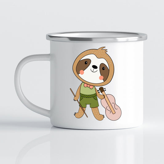 Krus i hvit emalje med dekorativ sølvkant øverst. Kruset er påført et motiv på hver side av hanken. Dette kruset har trykk av en Dovendyr gutt på den ene siden.