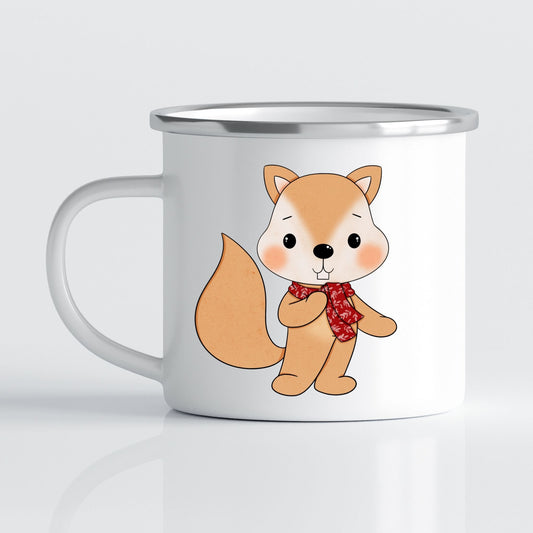 Krus i hvit emalje med dekorativ sølvkant øverst. Kruset er påført et motiv på hver side av hanken. Dette kruset har trykk av en Ekorn gutt på den ene siden.