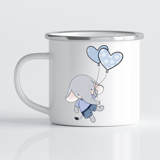 Krus i hvit emalje med dekorativ sølvkant øverst. Kruset er påført et motiv på hver side av hanken. Dette kruset har trykk av en Elefant gutt på den ene siden.