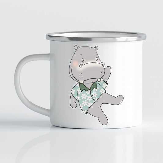 Krus i hvit emalje med dekorativ sølvkant øverst. Kruset er påført et motiv på hver side av hanken. Dette kruset har trykk av Flodhest gutt på den ene siden.