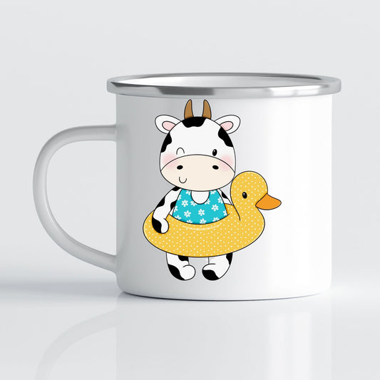 Krus i hvit emalje med dekorativ sølvkant øverst. Kruset er påført et motiv på hver side av hanken. Dette kruset har trykk av Ku gutt på den ene siden.