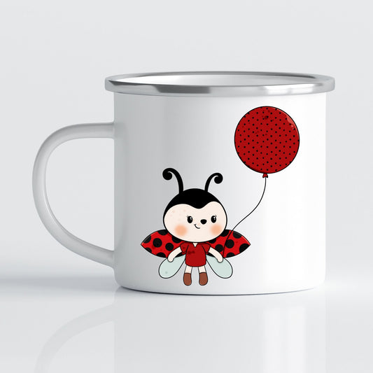 Krus i hvit emalje med dekorativ sølvkant øverst. Kruset er påført et motiv på hver side av hanken. Dette kruset har trykk av Marihøne gutt på den ene siden.