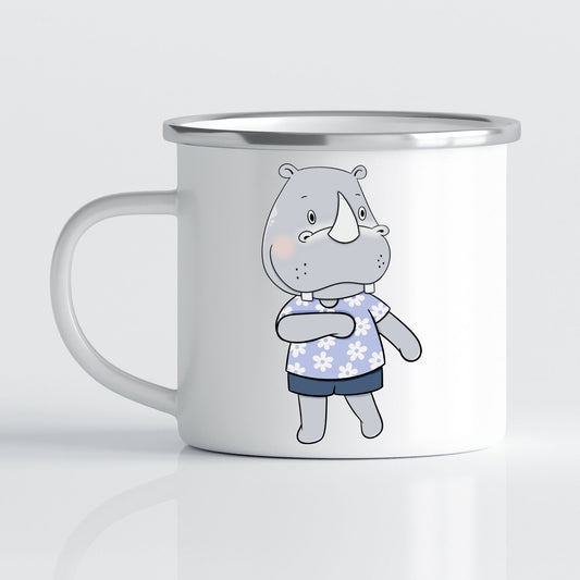 Krus i hvit emalje med dekorativ sølvkant øverst. Kruset er påført et motiv på hver side av hanken. Dette kruset har trykk av Neshorn gutt på den ene siden.