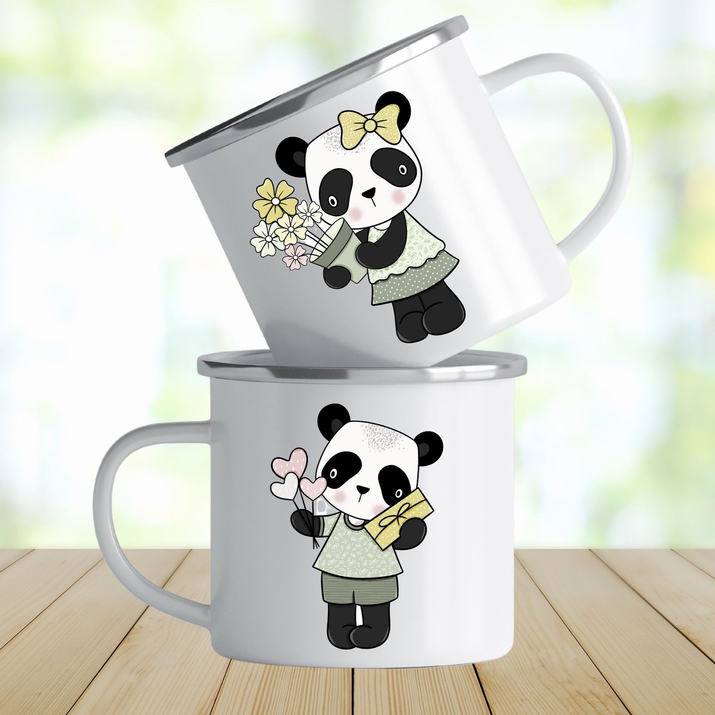 Krus i hvit emalje med dekorativ sølvkant øverst. Kruset er påført et motiv på hver side av hanken. Dette kruset har trykk av Panda gutt og jente.