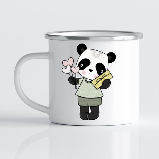 Krus i hvit emalje med dekorativ sølvkant øverst. Kruset er påført et motiv på hver side av hanken. Dette kruset har trykk av en Panda gutt på den ene siden.