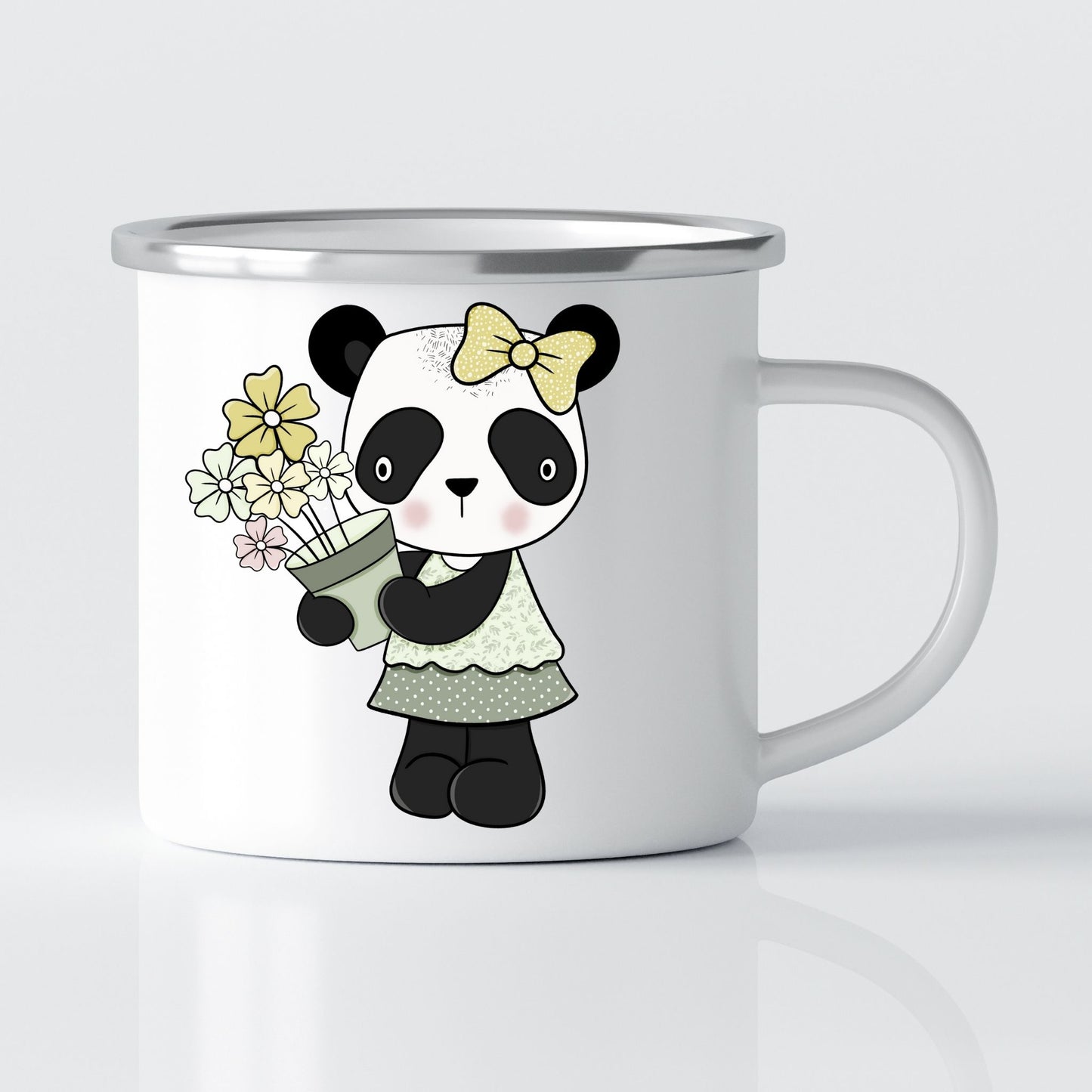 Krus i hvit emalje med dekorativ sølvkant øverst. Kruset er påført et motiv på hver side av hanken. Dette kruset har trykk av en Panda jente på den ene siden.