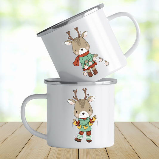 Krus i hvit emalje med dekorativ sølvkant øverst. Kruset er påført et motiv på hver side av hanken. Dette kruset har trykk av Reinsdyr gutt og jente.