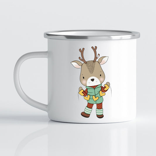 Krus i hvit emalje med dekorativ sølvkant øverst. Kruset er påført et motiv på hver side av hanken. Dette kruset har trykk av Reinsdyr gutt på den ene siden.