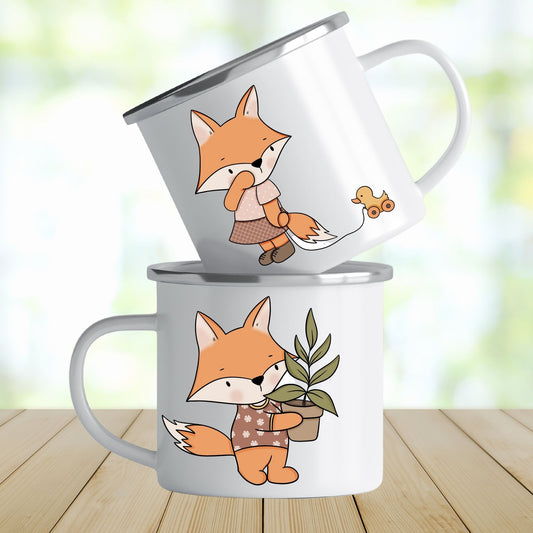 Krus i hvit emalje med dekorativ sølvkant øverst. Kruset er påført et motiv på hver side av hanken. Dette kruset har trykk av Rev gutt og jente.