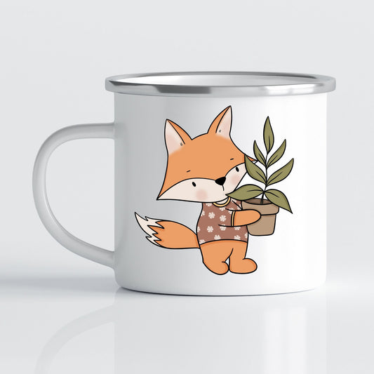 Krus i hvit emalje med dekorativ sølvkant øverst. Kruset er påført et motiv på hver side av hanken. Dette kruset har trykk av Rev gutt på den ene siden.