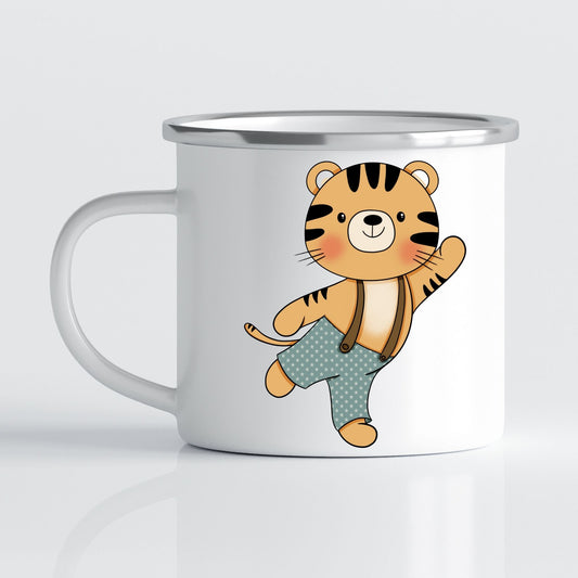 Krus i hvit emalje med dekorativ sølvkant øverst. Kruset er påført et motiv på hver side av hanken. Dette kruset har trykk av Tiger gutt på den ene siden.